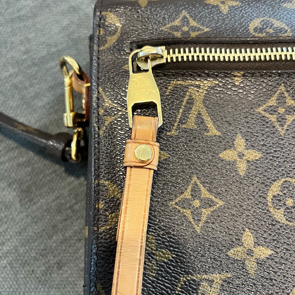 *SOLD* Louis Vuitton Pochette Metis Monogram - Picture 5 of 12